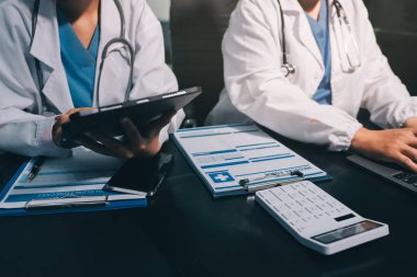 Profesyonel doktorlardan oluşan bir ekip ofisinde toplantı yapıyor.