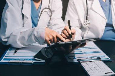 Profesyonel doktorlardan oluşan bir ekip ofisinde toplantı yapıyor.