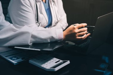 Profesyonel doktorlardan oluşan bir ekip ofisinde toplantı yapıyor.