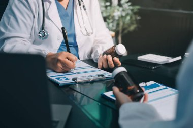 Profesyonel doktorlardan oluşan bir ekip ofisinde toplantı yapıyor.