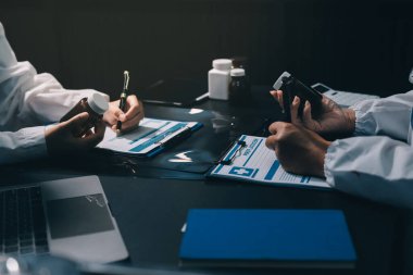 Profesyonel doktorlardan oluşan bir ekip ofisinde toplantı yapıyor.