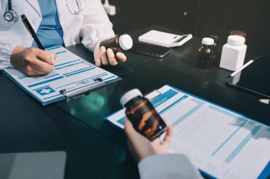 Profesyonel doktorlardan oluşan bir ekip ofisinde toplantı yapıyor.