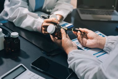 Profesyonel doktorlardan oluşan bir ekip ofisinde toplantı yapıyor.