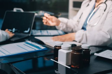 Profesyonel doktorlardan oluşan bir ekip ofisinde toplantı yapıyor.