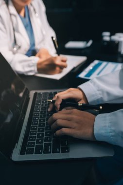 Profesyonel doktorlardan oluşan bir ekip ofisinde toplantı yapıyor.