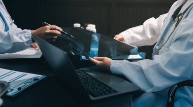 Profesyonel doktorlardan oluşan bir ekip ofisinde toplantı yapıyor.