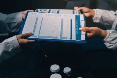 Profesyonel doktorlardan oluşan bir ekip ofisinde toplantı yapıyor.