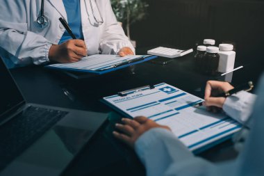 Profesyonel doktorlardan oluşan bir ekip ofisinde toplantı yapıyor.