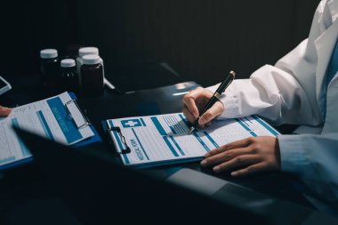 Profesyonel doktorlardan oluşan bir ekip ofisinde toplantı yapıyor.