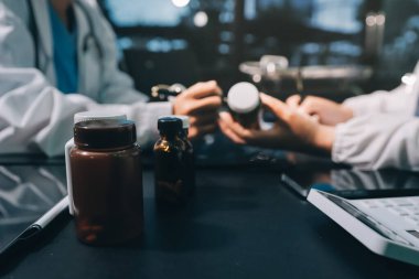 Profesyonel doktorlardan oluşan bir ekip ofisinde toplantı yapıyor.