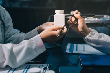 Profesyonel doktorlardan oluşan bir ekip ofisinde toplantı yapıyor.