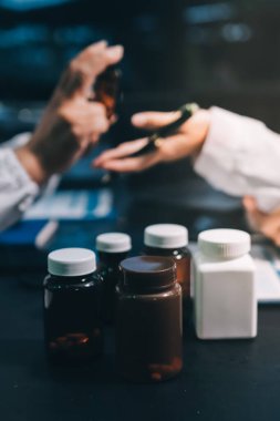 Profesyonel doktorlardan oluşan bir ekip ofisinde toplantı yapıyor.