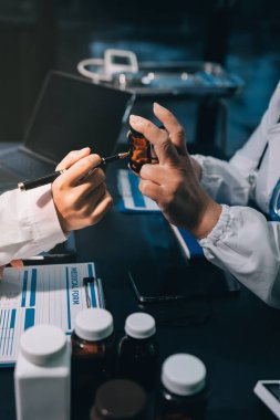 Profesyonel doktorlardan oluşan bir ekip ofisinde toplantı yapıyor.