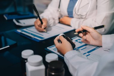 Profesyonel doktorlardan oluşan bir ekip ofisinde toplantı yapıyor.