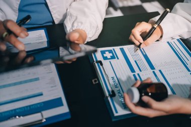 Profesyonel doktorlardan oluşan bir ekip ofisinde toplantı yapıyor.