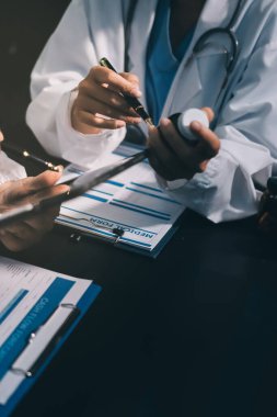 Profesyonel doktorlardan oluşan bir ekip ofisinde toplantı yapıyor.