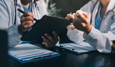 Profesyonel doktorlardan oluşan bir ekip ofisinde toplantı yapıyor.