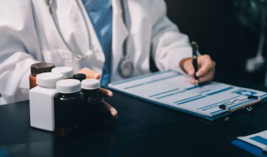 Profesyonel doktorlardan oluşan bir ekip ofisinde toplantı yapıyor.