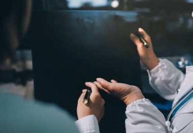 Profesyonel doktorlardan oluşan bir ekip ofisinde toplantı yapıyor.