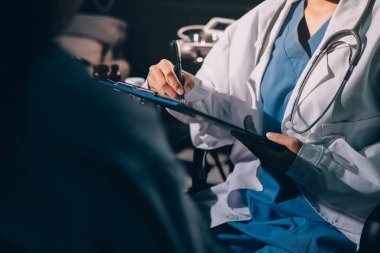 Doktor, hasta ve el bileğinde nabız var. Kan basıncı, sağlık veya hastanede danışmanlık için. Kadın tıp uzmanı, siyahi kadın veya klinikte sağlık hizmetleri, danışmanlık veya test için yardım eli