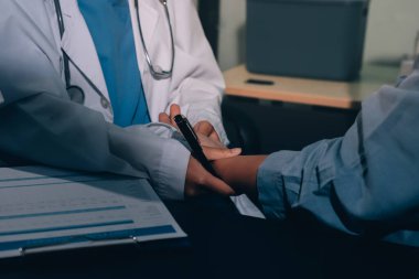 Doktor, hasta ve el bileğinde nabız var. Kan basıncı, sağlık veya hastanede danışmanlık için. Kadın tıp uzmanı, siyahi kadın veya klinikte sağlık hizmetleri, danışmanlık veya test için yardım eli