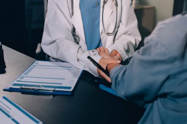 Doktor, hasta ve el bileğinde nabız var. Kan basıncı, sağlık veya hastanede danışmanlık için. Kadın tıp uzmanı, siyahi kadın veya klinikte sağlık hizmetleri, danışmanlık veya test için yardım eli