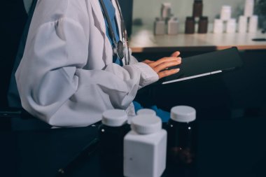 Doktor, hasta ve el bileğinde nabız var. Kan basıncı, sağlık veya hastanede danışmanlık için. Kadın tıp uzmanı, siyahi kadın veya klinikte sağlık hizmetleri, danışmanlık veya test için yardım eli