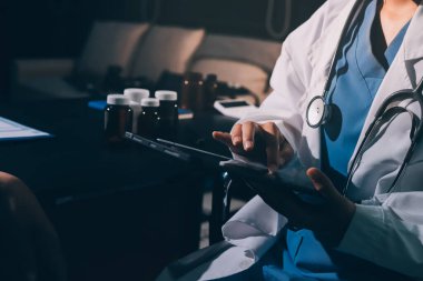 Doktor, hasta ve el bileğinde nabız var. Kan basıncı, sağlık veya hastanede danışmanlık için. Kadın tıp uzmanı, siyahi kadın veya klinikte sağlık hizmetleri, danışmanlık veya test için yardım eli