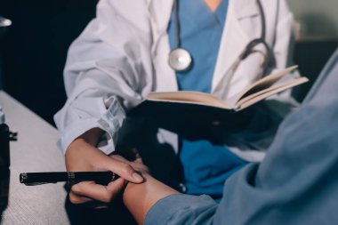 Doktor, hasta ve el bileğinde nabız var. Kan basıncı, sağlık veya hastanede danışmanlık için. Kadın tıp uzmanı, siyahi kadın veya klinikte sağlık hizmetleri, danışmanlık veya test için yardım eli