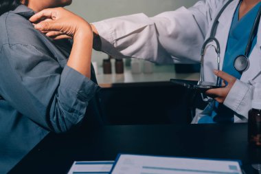 Doktor, hasta ve el bileğinde nabız var. Kan basıncı, sağlık veya hastanede danışmanlık için. Kadın tıp uzmanı, siyahi kadın veya klinikte sağlık hizmetleri, danışmanlık veya test için yardım eli