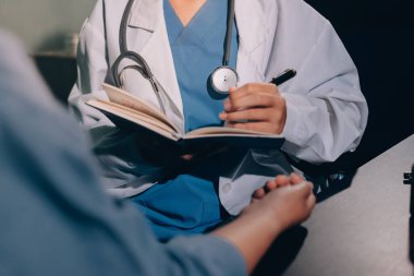 Doktor, hasta ve el bileğinde nabız var. Kan basıncı, sağlık veya hastanede danışmanlık için. Kadın tıp uzmanı, siyahi kadın veya klinikte sağlık hizmetleri, danışmanlık veya test için yardım eli