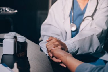 Kadın doktor ya da kadın sağlık personeli el ele tutuşarak, hastaya veya akrabalarına cesaret vererek, kadın sağlık görevlisi, doktor, terapist, tıp çalışanı kavramını benimsemiştir.