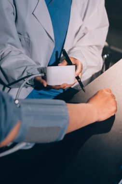 Doktorun kan basıncını ölçtüğü yakın plan.