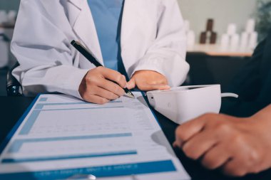 Doktorun kan basıncını ölçtüğü yakın plan.