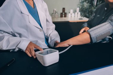 Doktorun kan basıncını ölçtüğü yakın plan.