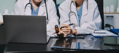 Profesyonel doktorlardan oluşan bir ekip ofisinde toplantı yapıyor.