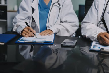 Profesyonel doktorlardan oluşan bir ekip ofisinde toplantı yapıyor.