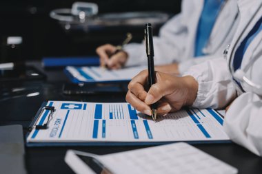 Profesyonel doktorlardan oluşan bir ekip ofisinde toplantı yapıyor.