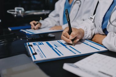 Profesyonel doktorlardan oluşan bir ekip ofisinde toplantı yapıyor.