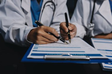 Profesyonel doktorlardan oluşan bir ekip ofisinde toplantı yapıyor.