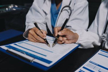 Profesyonel doktorlardan oluşan bir ekip ofisinde toplantı yapıyor.