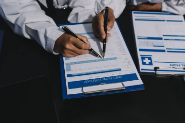 Profesyonel doktorlardan oluşan bir ekip ofisinde toplantı yapıyor.