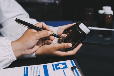 Profesyonel doktorlardan oluşan bir ekip ofisinde toplantı yapıyor.