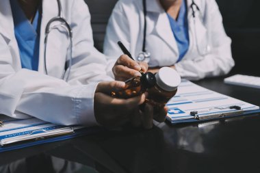 Profesyonel doktorlardan oluşan bir ekip ofisinde toplantı yapıyor.