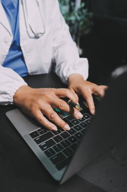 Profesyonel doktorlardan oluşan bir ekip ofisinde toplantı yapıyor.