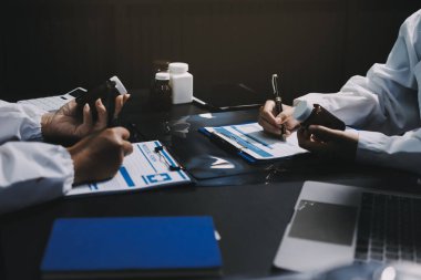 Profesyonel doktorlardan oluşan bir ekip ofisinde toplantı yapıyor.