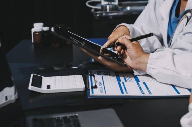 Profesyonel doktorlardan oluşan bir ekip ofisinde toplantı yapıyor.