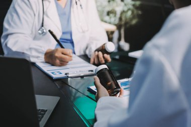 Profesyonel doktorlardan oluşan bir ekip ofisinde toplantı yapıyor.