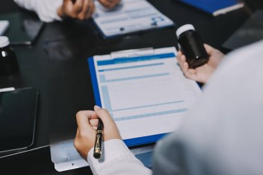 Profesyonel doktorlardan oluşan bir ekip ofisinde toplantı yapıyor.