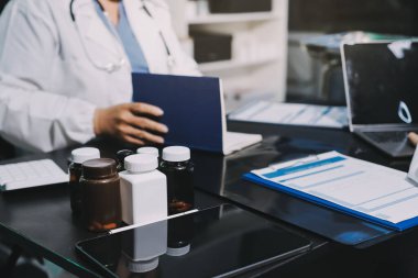 Profesyonel doktorlardan oluşan bir ekip ofisinde toplantı yapıyor.